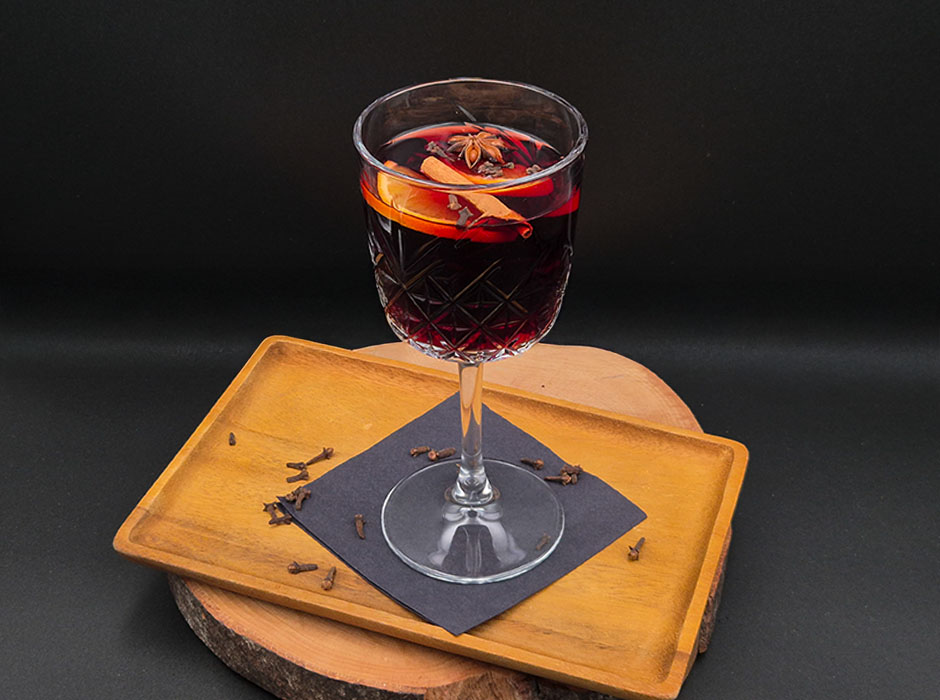 Varené ríbezľové víno, klinčeky, ovocie